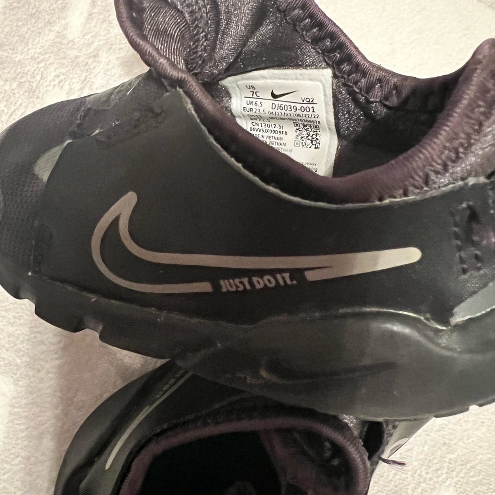 Black slip-on Nike Flex Runner 2 Sneakers